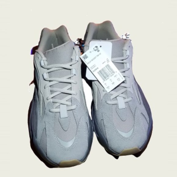*Sold* NWT Yeezy Boost 700 v2 - Picture 7 of 8